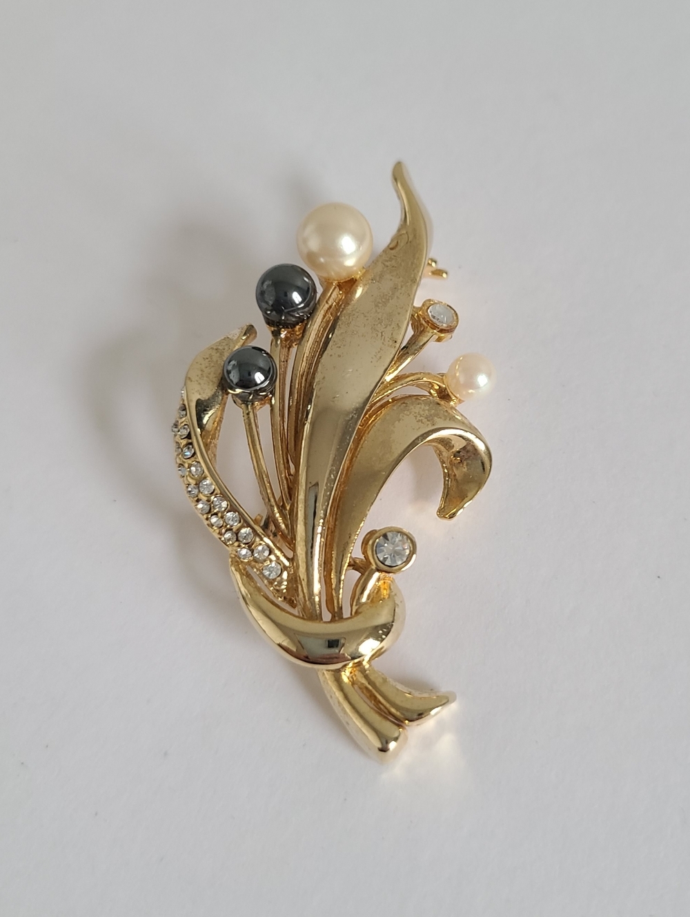 Vintage Gold Tone White Black Pearl Lily of the Valley Flower Brooch Pin